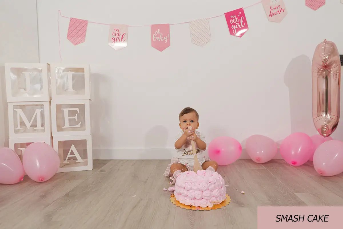 Imagen de un bebe en una fiesta comiendo tarta