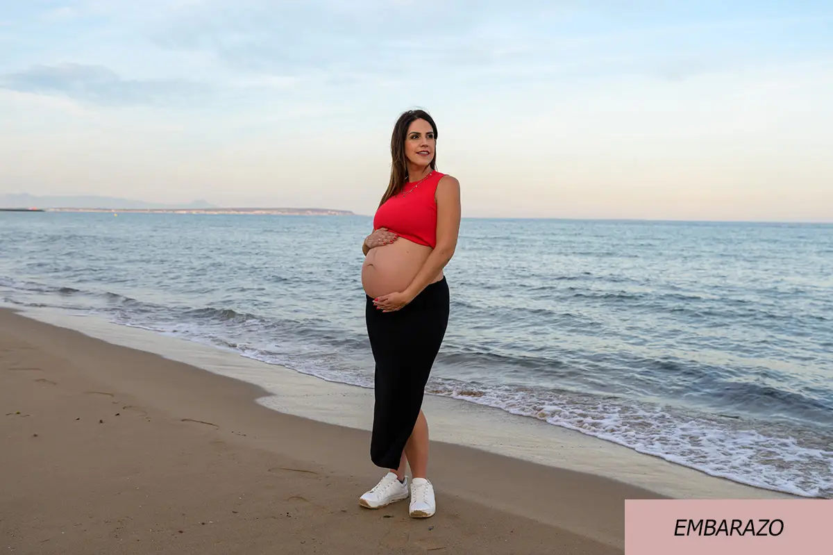 Foto de mujer embarazada en la playa