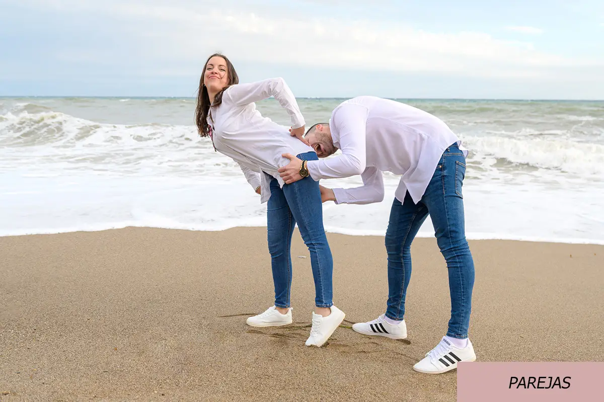 Imagen de una pareja de chicos paseando por la playa